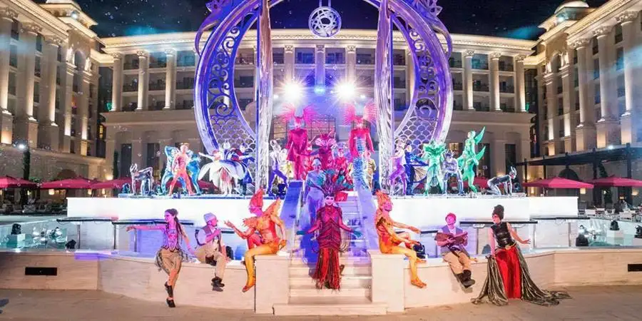 Nocne Pokazy w Krainie Legend z Side: Parada Łodzi i Magia Fajerwerków