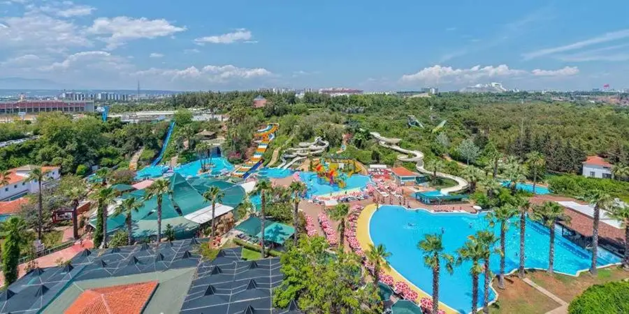 Aqualand Dolphinland Park Wodny z Side: Zjeżdżalnie, Pokaz Delfinów i Zabawa