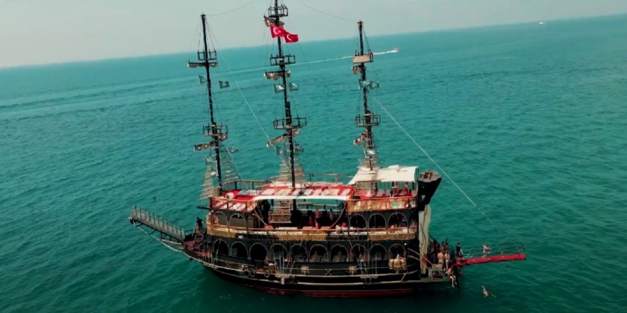 Kemer Sunset Pirate Boat Tour: Magiczna Wieczorna Przygoda